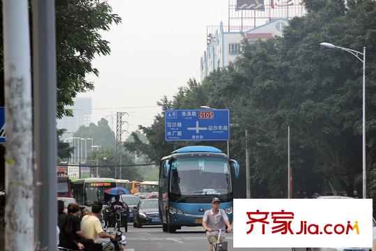 尚岛国际离项目大约100米左右的马路