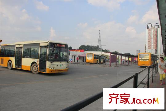 保利・红馆据项目约350米的公交车站