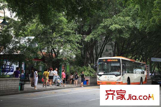 丽江如英居小区旁公交车总站(2015-9)