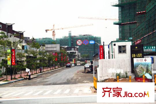 城建仁山智水花园四项目中间的马路