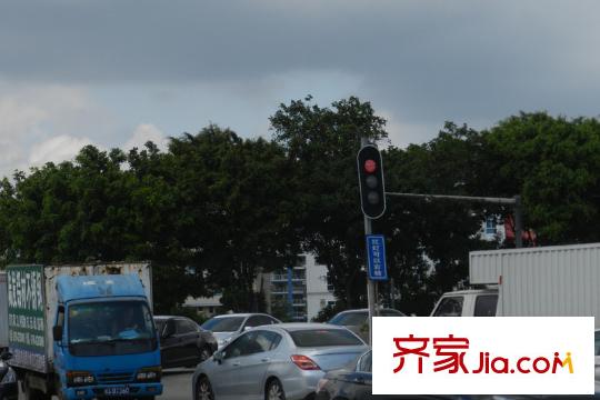 融湖中心城旁边有一个红绿灯