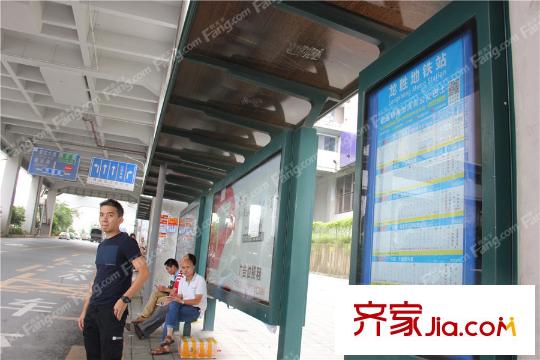 港铁・天颂龙胜地铁公交站