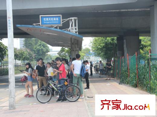 联投东方二期旁边的松岗天虹公交站