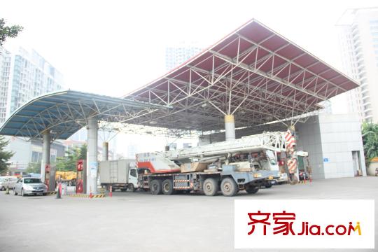 幸福平方米湾周边的汽车加油站