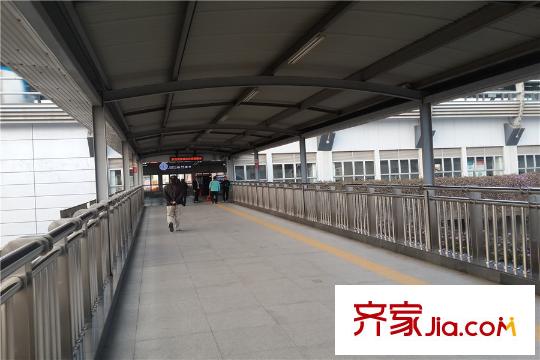 锦荟PARK旁边六约地铁站