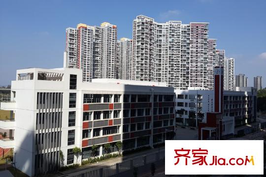 振业天峦对面的宝龙学校和振业峦山谷
