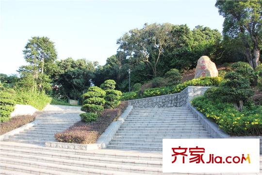 万豪掬月半山距项目500米的兴海公园