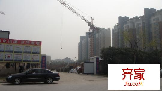 鴻意萬嘉外景圖一期項(xiàng)目施工地的大門（2011.4.15）
