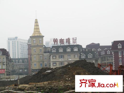 鴻意萬嘉配套圖項目東面300米的萊茵小鎮(zhèn)商業(yè)街