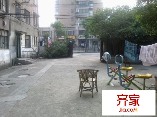 普育西路老式公房外景图