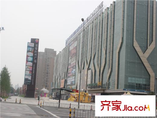 寧興嘉利玫瑰園東面約150米港隆時(shí)代廣場(chǎng)
