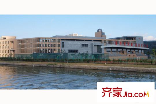 萬(wàn)科公園里二期項(xiàng)目東北方約1.2公里處高新區(qū)外國(guó)語(yǔ)學(xué)校