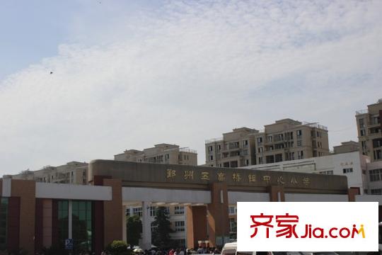 格蘭星辰項(xiàng)目西面100米高橋鎮(zhèn)中心小學(xué)