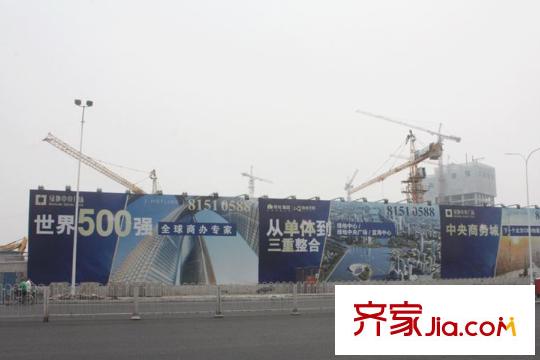 世界侨商中心周边配套-绿地中央广场在建写字楼