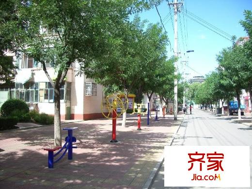 建新北区外景图内街道与健身器械