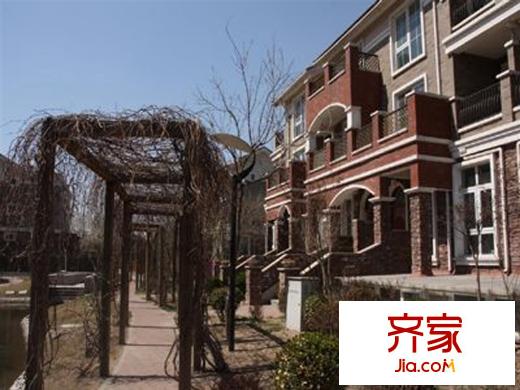 天鹅堡项目楼体2013.04