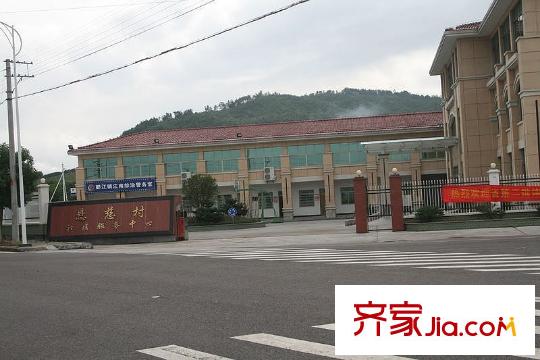 亞隆它山郡配套圖周邊西側(cè)300米的懸慈村社區(qū)服務(wù)中心