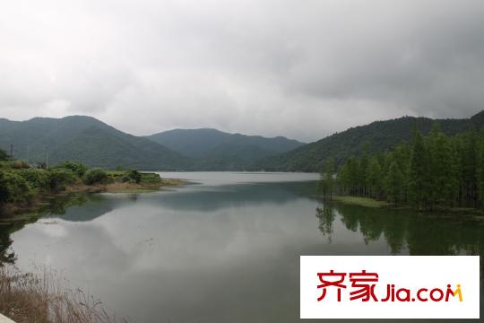 雅戈?duì)栂愫撑涮讏D太白湖