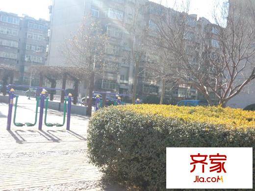 龍?jiān)茦?></a>
					<div   id=