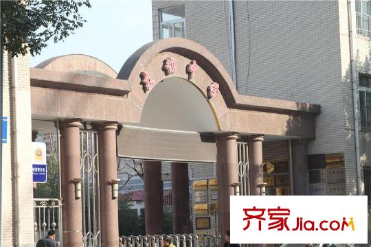 鳳城天鵝湖莊園周邊配套-友誼中學(xué)