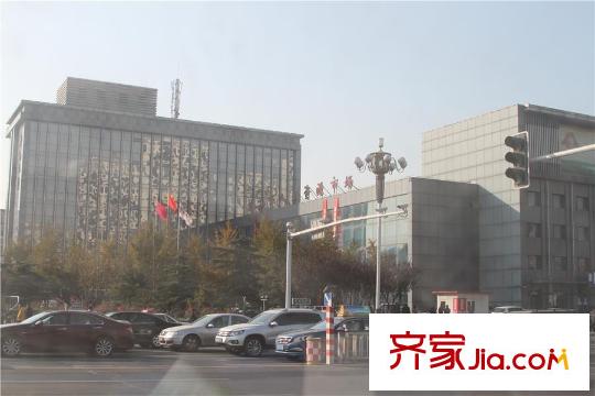 第三空間南面的人才市場(chǎng)
