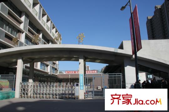 新天地鷺港小區(qū)內(nèi)部配套：鷺港小學