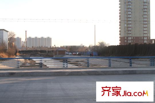 唐寧灣項(xiàng)目東側(cè)100米處青龍河橋