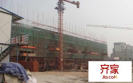 鴻意萬嘉外景圖一期1號樓的施工情況（2011.4.15）