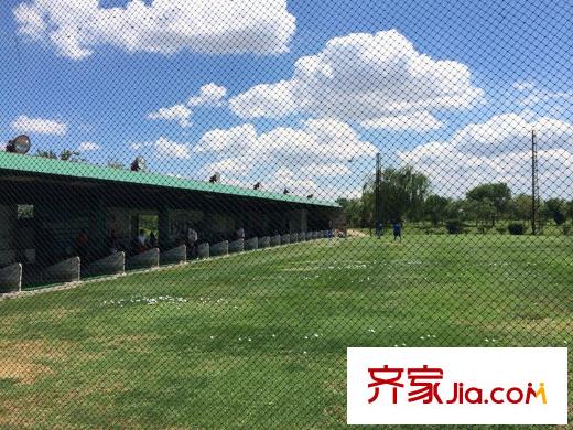 復地湖濱廣場周邊臨近的高爾夫球場