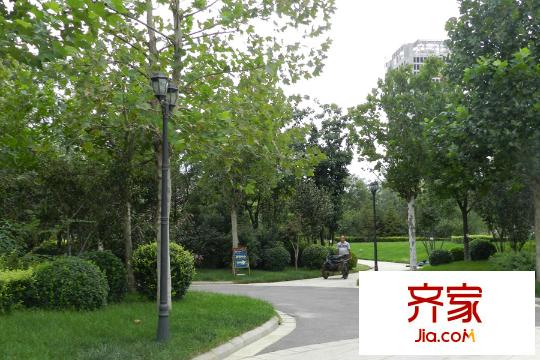 鳳凰湖畔小區(qū)內(nèi)部通道工程進(jìn)度圖（2015-9-15）