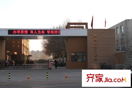 唐寧灣項目東側(cè)500米處第五中學(xué)