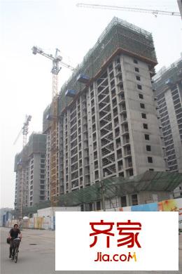 和泓陽光北岸工程封頂實景（2015-06-18）