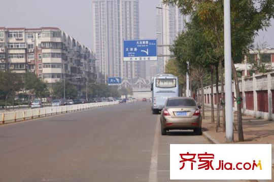 中海學(xué)府公館周邊臨近的路牌
