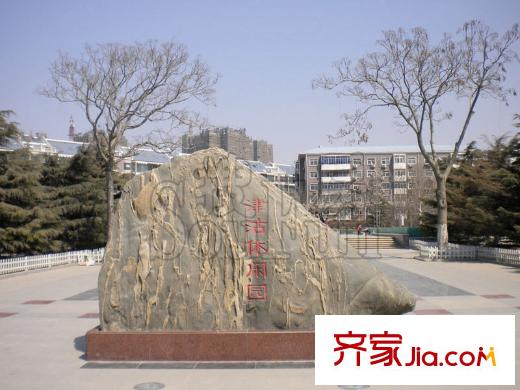 錦尚豪庭周邊臨近休閑廣場