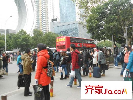 金地華公館周邊等車人群