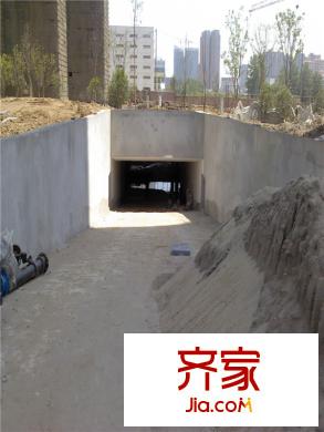 朗詩麥君小區(qū)停車場入口（20120512）