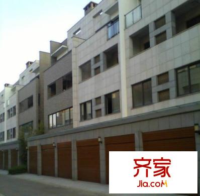 融僑觀山府外景圖 