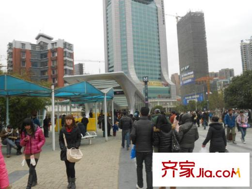 金地華公館周邊步行街上人群