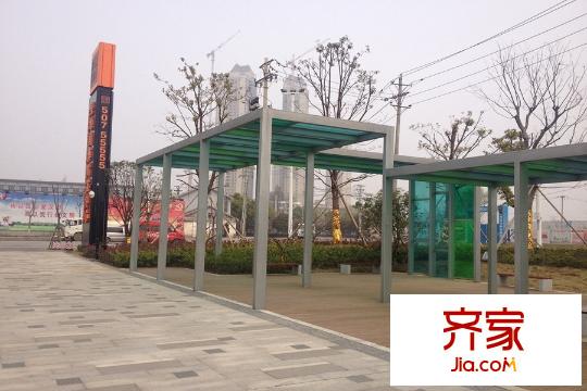 綠地國(guó)博財(cái)富中心營(yíng)銷(xiāo)中心門(mén)口（20150330）