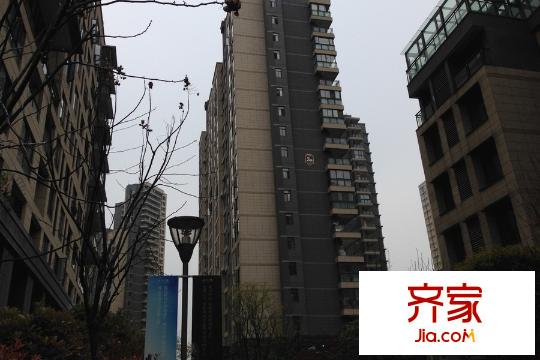 當(dāng)代東湖壹號(hào)樓棟側(cè)面實(shí)景（20150327）