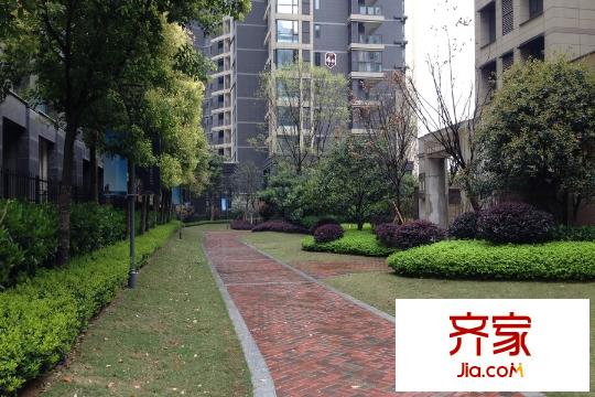 當(dāng)代東湖壹號小區(qū)道路（20150327）