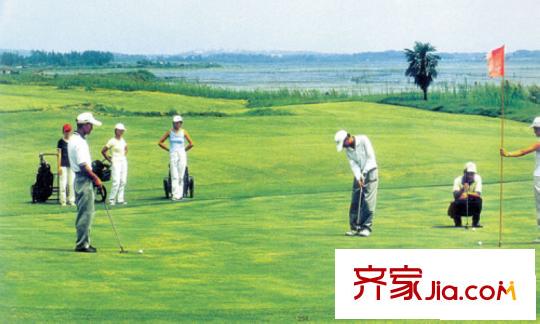 恒大世紀(jì)旅游城周邊紅蓮湖18洞國(guó)際標(biāo)準(zhǔn)高爾夫球場(chǎng)