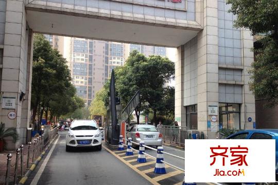 錦繡龍城八期鎏園小區(qū)入門處馬路（20150325）