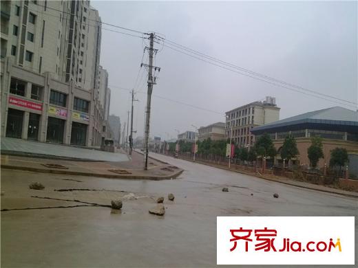 鳳凰水岸公館項(xiàng)目周邊馬路