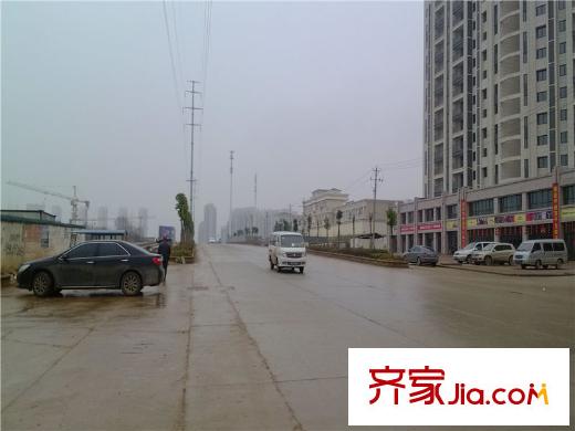 鳳凰水岸公館項(xiàng)目周邊馬路