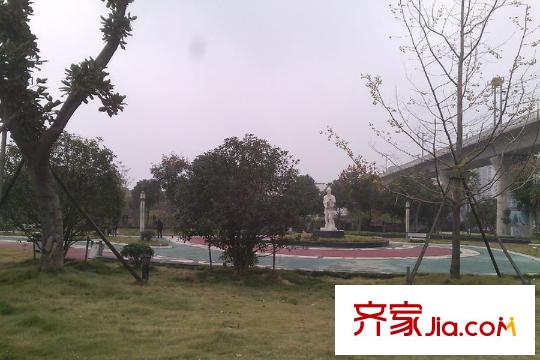 怡景江南周邊廟山廣場(chǎng)一角