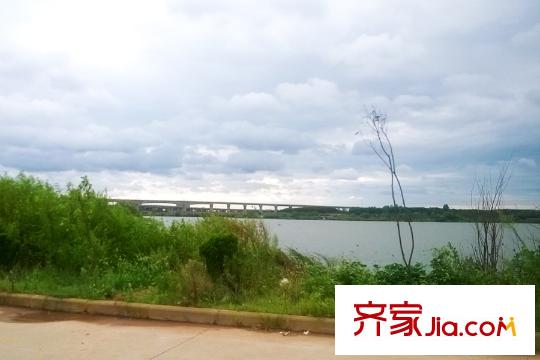 萬博玖瓏灣周邊湯仁海湖一側(cè)