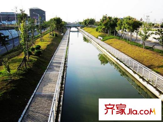 綠地中央廣場(chǎng)周邊四新南路的小河