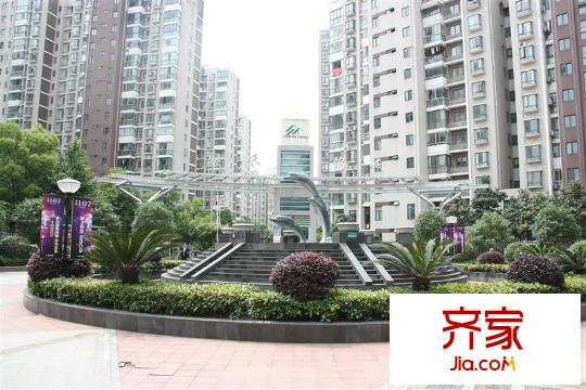 融僑錦城外景圖