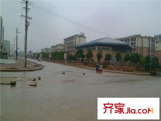 鳳凰水岸公館項(xiàng)目周邊馬路